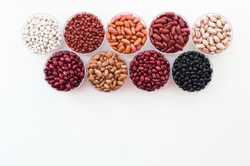 Different seed beans in round plates are arranged in a row.