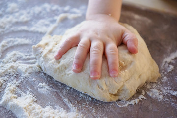 Main d'enfant et p&acirc;te &agrave; pain