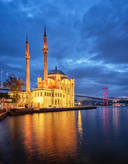 Fototapeta na wymiar Amazing sunrise at ortakoy mosque in istanbul, Turkey