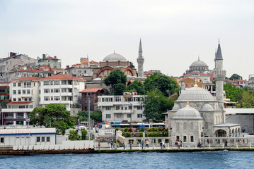 Obraz premium Istanbul, Turkey, 17 May 2013: Semsi Pasha Mosque, Rumi Mehmet Pasha Mosque, Ayazma Mosque, Uskudar.