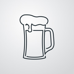 Icono plano lineal jarra de cerveza de cristal con espuma en fondo gris