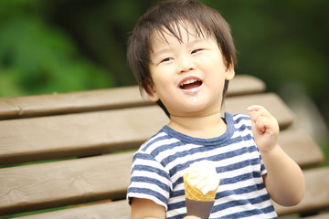 ソフトクリームを食べる男の子