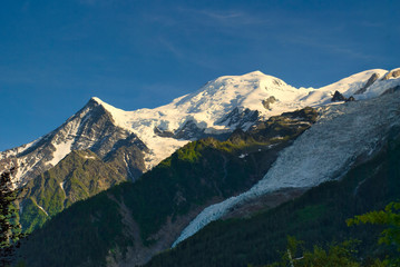 Fototapeta na wymiar Mont Blanc Berg in den Alpen der höchste Berg Europas 4810 m hoch an der Grenze zwischen Italien und Frankreich