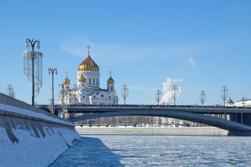 Fototapeta na wymiar View of the Cathedral of Christ the Savior and the Big Stone bridge in early spring. Moscow, Russia