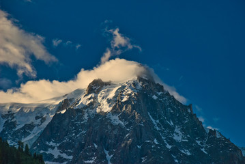 Fototapeta na wymiar Mont Blanc Berg in den Alpen der höchste Berg Europas 4810 m hoch an der Grenze zwischen Italien und Frankreich
