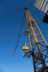 Baukran mit blauem Himmel