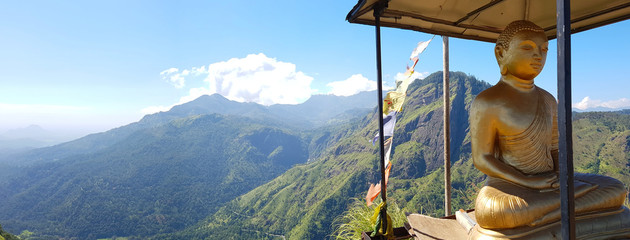 Goldener Buddha auf dem Gipfel des Little Adams Peak in Ella in Sri Lanka ideal als copy space - obrazy, fototapety, plakaty