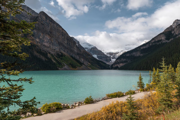 Fototapeta na wymiar Travel in autumn on Lake Louise at Banff national park