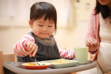 食事する女の子
