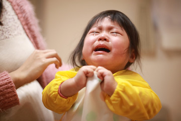 食事エプロンを嫌がる女の子