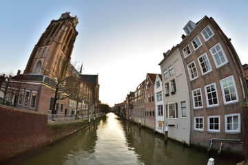 Domy, ulica i kanałek w krzywym spojrzeniu obiektywu fisheye. © W Korczewski