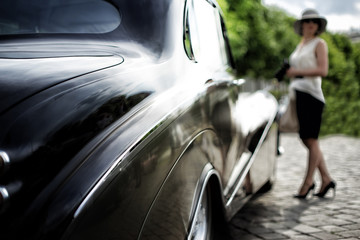 Auto. Frau. Oldtimer.