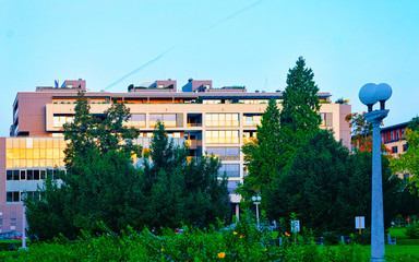 Obraz premium Sunset at Modern residential apartment house in Maribor reflex