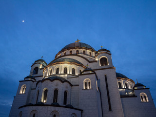 Fototapeta premium Saint Sava Cathedral Temple (Hram Svetog Save) in the early evening seen fron the outside. This orthodox church is one of the main monuments of the capital city of Belgrade