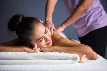 Fototapeta na wymiar Thai oil massage to Asian woman