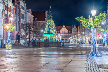 Obraz premium A long market in the city of Gdańsk in Christmas decorations
