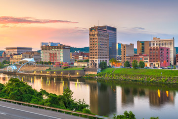 Fototapeta premium Charleston, West Virginia, USA downtown skyline on the river at dusk.