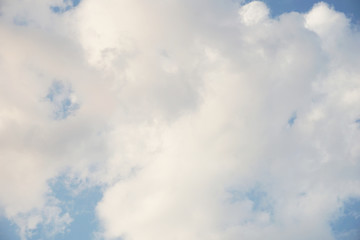 Obraz premium The sky with large bright white clouds