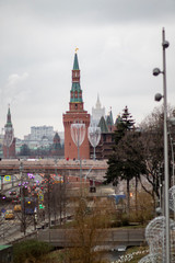 Fototapeta premium Moscow. Crystal glasses on the background of the corner arsenal tower