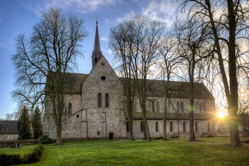 Kirche des Kloster Loccum mit untergehender Sonne Dezember 2019