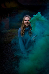 Obraz na płótnie Canvas Fotoshooting mit Smokebombs - Rauchbomben mit einer jungen hübschen Frau - Model