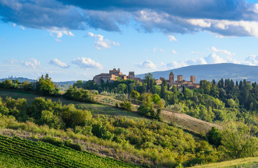 Fototapeta na wymiar malerisch liegt Certaldo Alto auf einem Hügel, Toskana, Italien