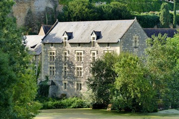 Fototapeta na wymiar Maison de style renaissance appelée “Maison du meunier » au bord de la rivière le Thouet à Montreuil-Bellay 