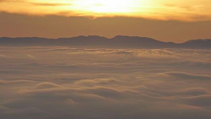 Fototapeta na wymiar Spectacular Sea of ​​Fog