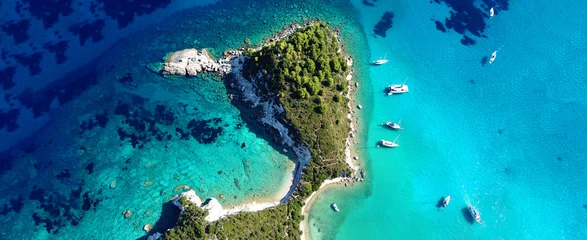 Fototapeten Luftdrohnenfoto der tropischen exotischen Zielinsel in Thailand mit tiefblauem türkisfarbenem Meer und wunderschöner Landschaft © aerial-drone