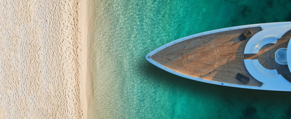 Luftdrohne-Draufsicht ultrabreites Foto von Luxusyacht, die in der Nähe von exotischem türkisfarbenem Sandstrand angedockt ist