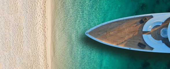 Tableaux sur verre Salle de bain Vue de dessus de drone aérien photo ultra large d& 39 un yacht de luxe amarré près d& 39 une plage de sable turquoise exotique