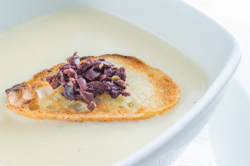 sopa crema con pan tostado y aceitunas negras