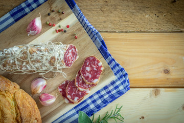 tagliere con fette di salame