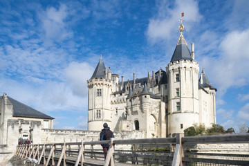 Fototapeta na wymiar homme au sac devant le château de Saumur