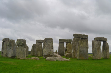 Stonehenge Steinkreis mit grauen vorbeiziehenden Wolken / Grey sky over Stonehenge England