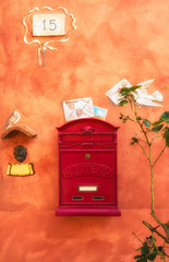 Hausfassade mit Briefkasten, liebevoll gestaltet, Toskana, Italien