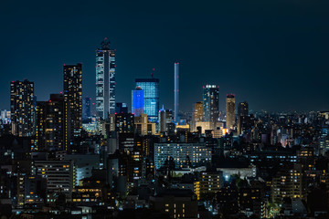 Naklejka premium Nocny widok budynków miasta Tokio i niebo