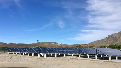 Granja solar, paneles generadores de energia eléctrica © esdelval