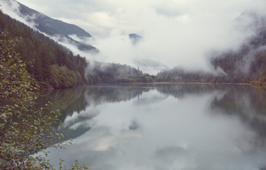 Fototapeta na wymiar Fog on the lake