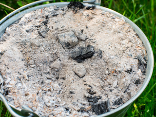 Железное ведро с органическим удобрением. 