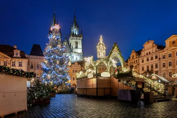 Papier Peint photo Prague Der zentrale Platz in der Altstadt von Prag mit Weihnachtsmarkt und Weihnachtsbaum ohne Menschen, Tschechien
