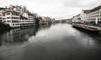 Naklejka premium Winter in Zürich; Altstadt an der Limmat