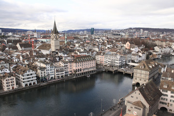 Fototapeta na wymiar Winter in Zürich; Blick über die Limmat mit St. Peter und Rathaus
