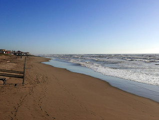 Fototapeta na wymiar immagine solitaria del mare in inverno in una giornata limpida