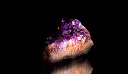 Amethyst auf schwarzem Hintergrund