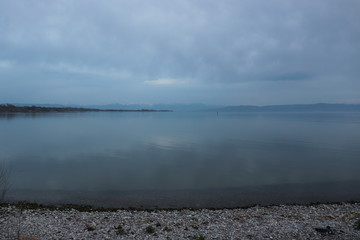 Bodensee Panorama mit Wolkenhimmel und Bergpanorama