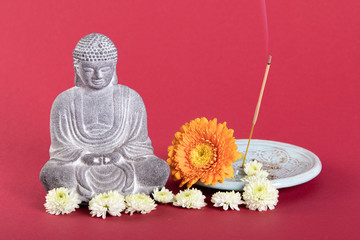 sitzender Buddha mit Räucherstäbchen