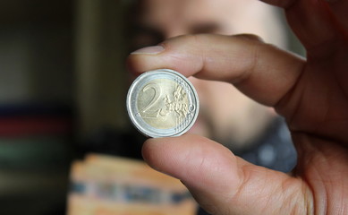 monete e banconote in euro - valore	