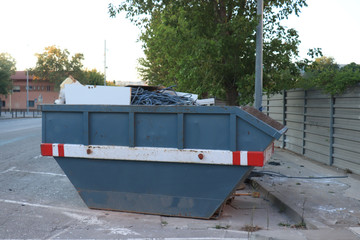 Fototapeta na wymiar Loaded garbage dumpster