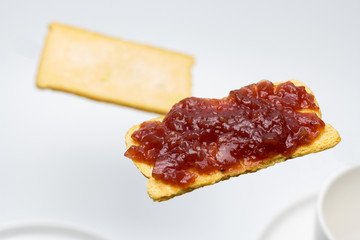 mini tostadas con mermelada de fresa